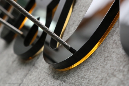 Ketys Lashes - Goldene Buchstaben aus Spiegelacrylglas