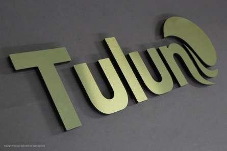 Tulun - Goldenes Logo aus gebürstetem Dibond-Butlerfinish