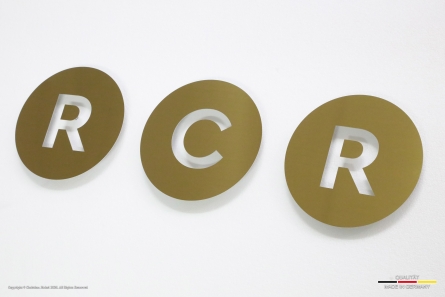 RCR - Goldenes Logo aus Edelstahl