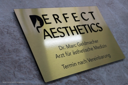 PERFECT AESTHETICS - Praxisschild aus goldenem Butlerfinish
