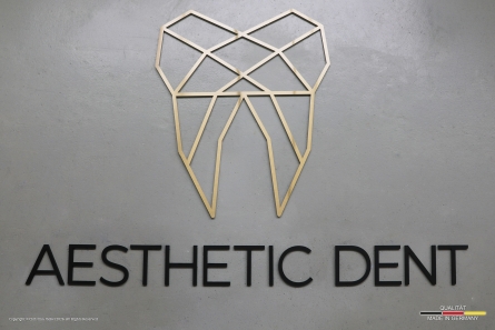 AESTHETIC DENT - Goldenes Zahnarztlogo aus Edelstahl