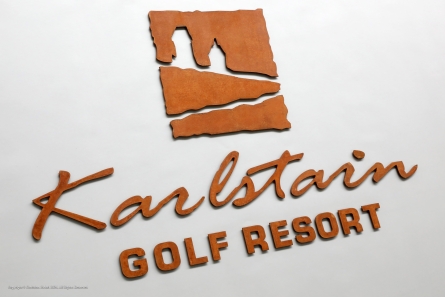 Karlstain GOLF RESORT - Rostiges Logo aus Cortenstahl