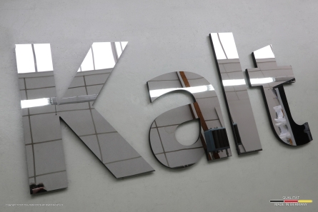 Kalt - 3D-Buchstaben aus poliertem Edelstahl