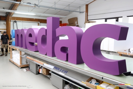 medac - Große stehende Buchstaben aus hochwertigem EPS & Forex