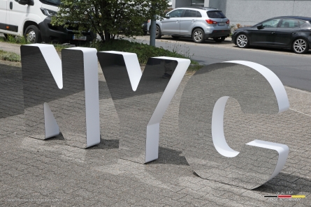 NYC - Stehende Spiegelbuchstaben aus EPS und Dibond