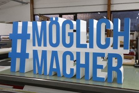 MÖGLICH MACHER - Stehendes Hashtag und Buchstaben aus Styropor