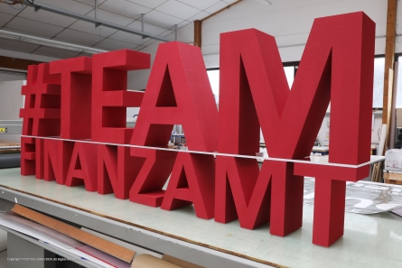 #TEAM FINANZAMT - Zweizeiliger stehender Schriftzug