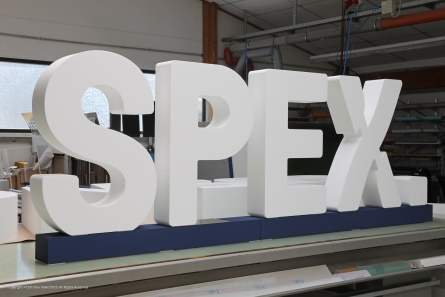 SPEX - Große stehende Buchstaben mit Sockelstreifen
