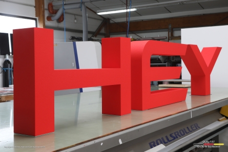 HEY - Große stehende Buchstaben aus EPS