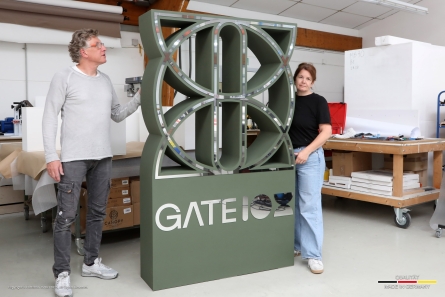 GATE 108 - XXL-Aufsteller aus EPS und Spiegel-Dibond
