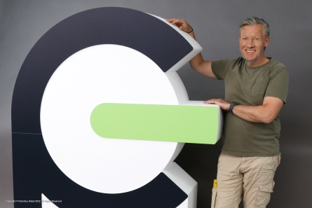Charging Interface - Großes stehendes Logo aus Styropor