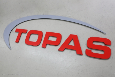 TOPAS - Großes Fassadenlogo aus Metall
