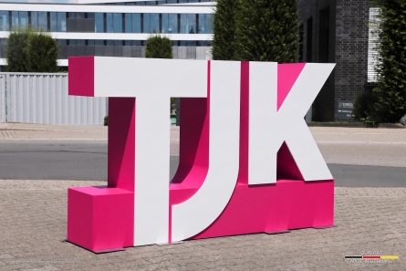 TJK - Stehendes Logo aus hochwertigem EPS und PVC-Hartschaum