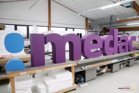 medac - Große stehende Buchstaben aus hochwertigem EPS & Forex