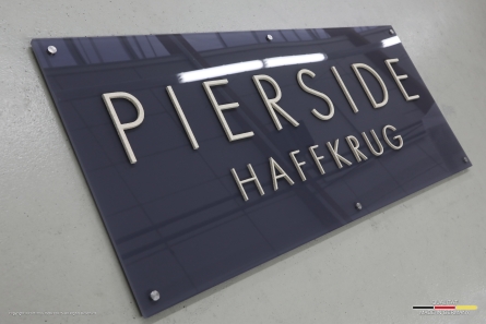 PIERSIDE HAFFKRUG - Hochglanz-Acrylschild mit sandigen 3D-Buchstaben