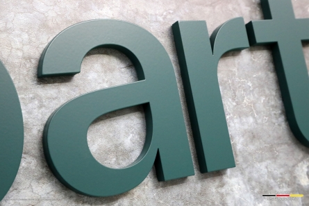 MAC Partners - Hochwertige 3D-Buchstaben aus matt lackiertem Acrylglas