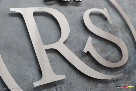 R+S - Filigranes Wandlogo aus Edelstahl
