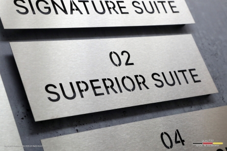 ODA Suites - Dekupierte 3D-Buchstaben aus gebürstetem Edelstahl