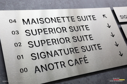 ODA Suites - Dekupierte 3D-Buchstaben aus gebürstetem Edelstahl