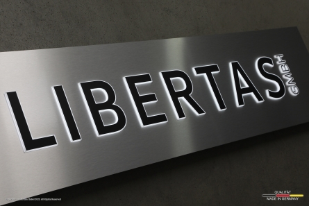 LED-Leuchtkasten mit durchgesteckten Leuchtbuchstaben. LIBERTAS - Hochwertige Leuchtreklame in Edelstahloptik