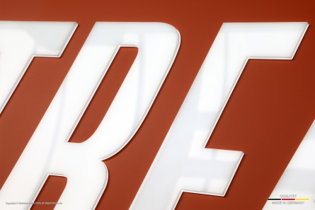 COINTREAU - Trapezförmiges Leuchttransparent mit durchgesteckten Leuchtbuchstaben