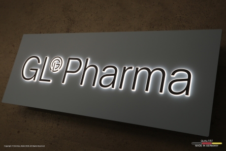 GL-Pharma - Hochwertiges Leuchttransparent mit 3D-Leuchtbuchstaben