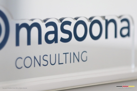 Masoona Consulting - Kleine Tischaufsteller aus Acrylglas