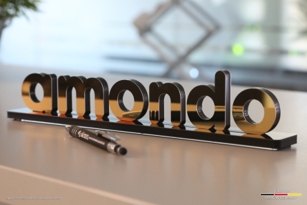 amondo - Goldener Tischaufsteller aus poliertem Edelstahl und Acrylglas