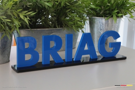 BRIAG - Tischaufsteller aus farbigem Acrylglas