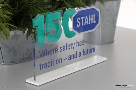 150 Jahre STAHL - Tischaufsteller aus Acrylglas