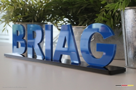 BRIAG - Tischaufsteller aus farbigem Acrylglas