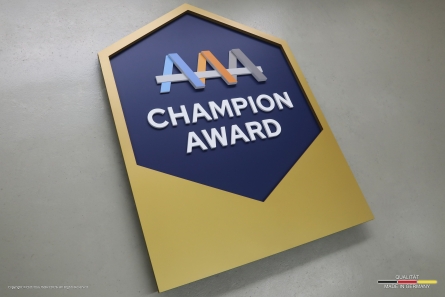 CHAMPION AWARD - Hochwertiges Schild mit bedrucktem 3D-Logo