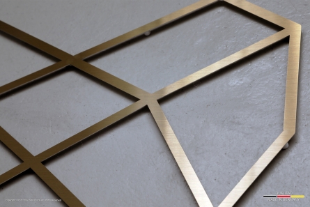 AESTHETIC DENT - Goldenes Zahnarztlogo aus Edelstahl