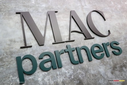 MAC Partners - Hochwertige 3D-Buchstaben aus matt lackiertem Acrylglas