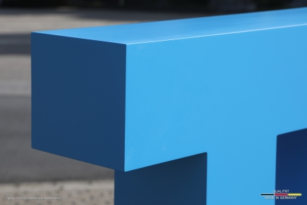 TUM - Hochwertiges stehendes Logo für den Außenbereich