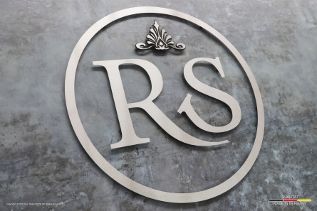 R+S - Filigranes Wandlogo aus Edelstahl