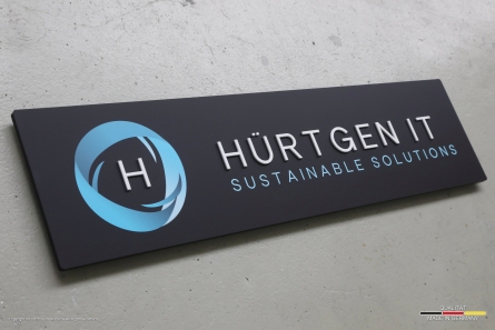HÜRTGEN IT - Firmenschild mit 3D-Buchstaben aus Acrylglas
