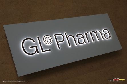 GL-Pharma - Hochwertiges Leuchttransparent mit 3D-Leuchtbuchstaben