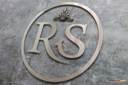 R+S - Filigranes Wandlogo aus Edelstahl