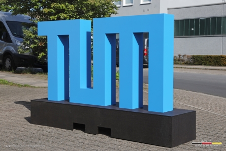 TUM - Hochwertiges stehendes Logo für den Außenbereich
