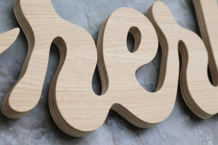 Frerker - Metzgerei-Logo aus Holz - Multiplex Eiche