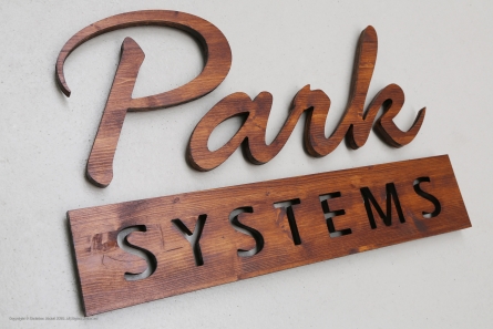 Park Sytems - Lasierte Buchstaben aus Holz