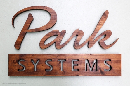 Park Sytems - Lasierte Buchstaben aus Holz