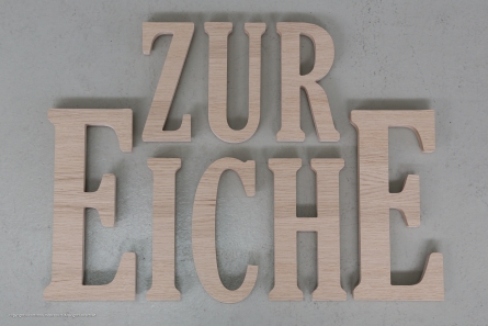 Robuste Holzbuchstaben aus Eichenholz.