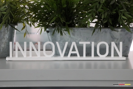 INNOVATION - Tischaufsteller aus weißem Acrylglas
