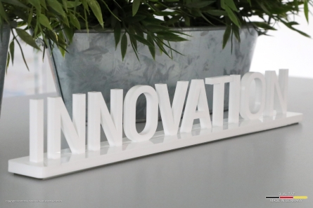 INNOVATION - Tischaufsteller aus weißem Acrylglas
