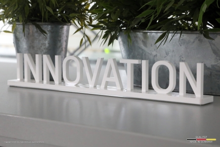 INNOVATION - Tischaufsteller aus weißem Acrylglas