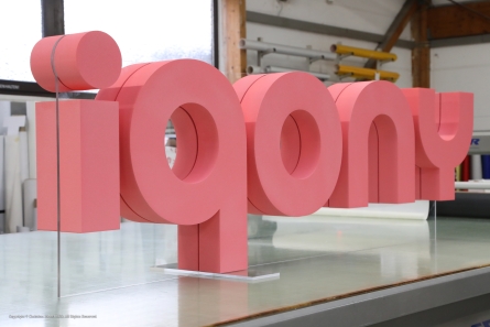Unternehmens-Neuvorstellung iqony mit stehendem Logo.