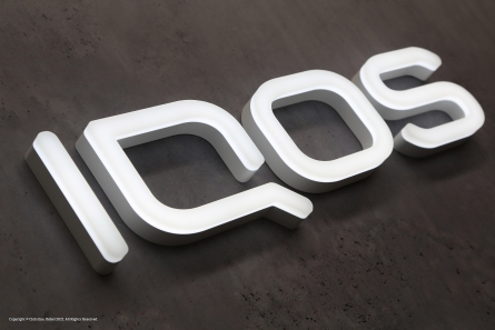 IQOS - Dünne Leuchtbuchstaben aus Acrylglas