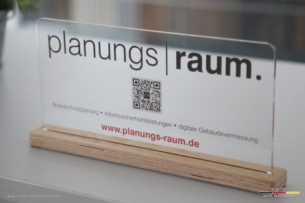 Planungsraum - Hochwertige Tischaufsteller aus Acrylglas und Holz
